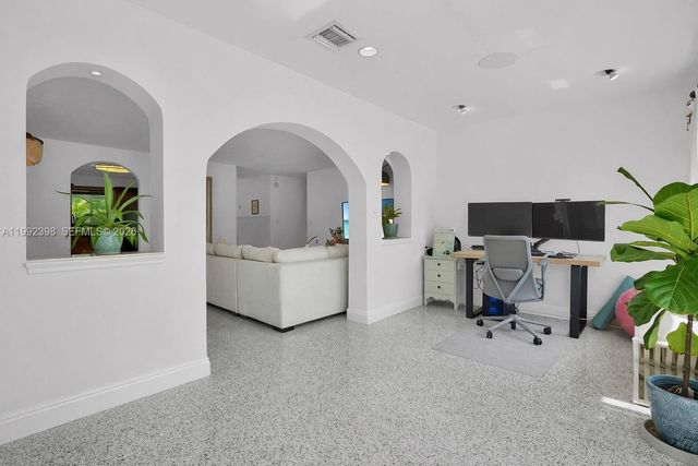 30 Bentley Dr, Miami Springs, FL 33166