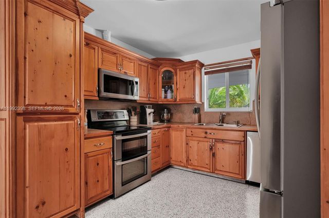 30 Bentley Dr, Miami Springs, FL 33166