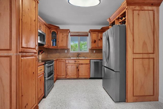 30 Bentley Dr, Miami Springs, FL 33166