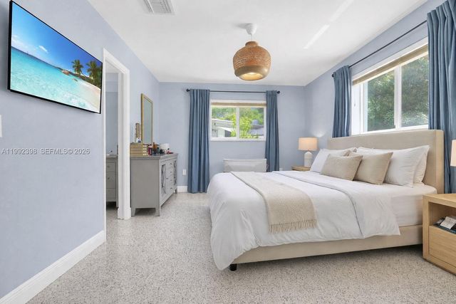 30 Bentley Dr, Miami Springs, FL 33166