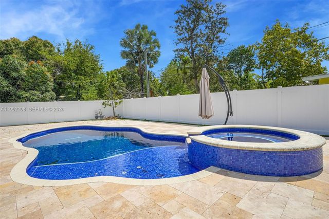 30 Bentley Dr, Miami Springs, FL 33166