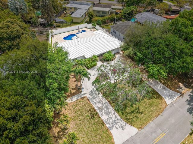 30 Bentley Dr, Miami Springs, FL 33166