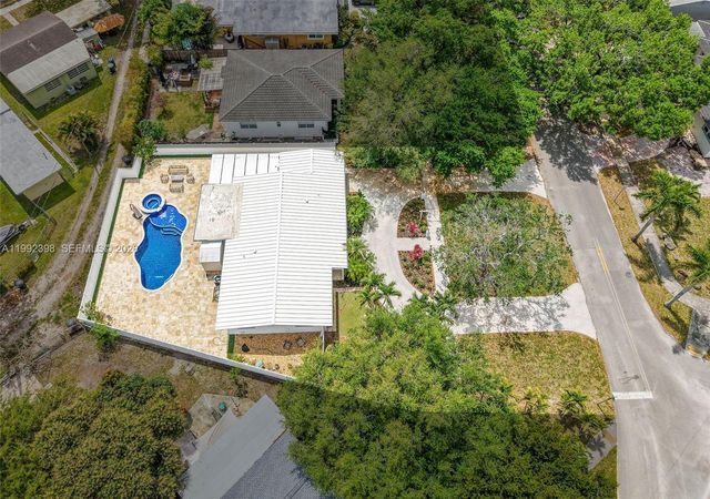 30 Bentley Dr, Miami Springs, FL 33166