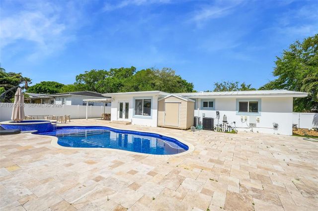 30 Bentley Dr, Miami Springs, FL 33166