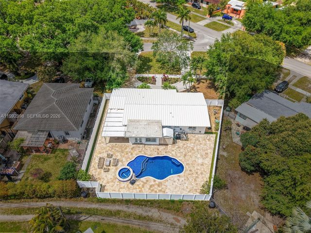 30 Bentley Dr, Miami Springs, FL 33166