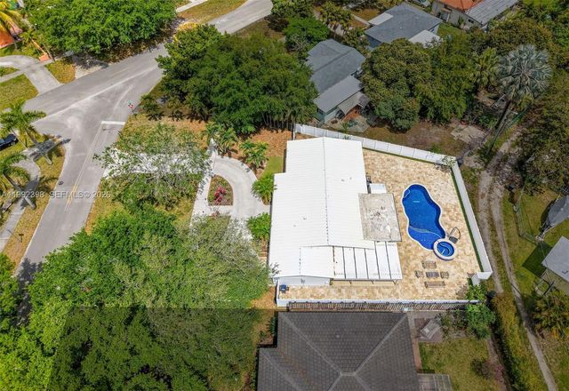 30 Bentley Dr, Miami Springs, FL 33166