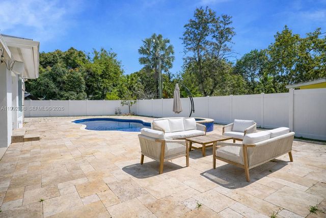 30 Bentley Dr, Miami Springs, FL 33166