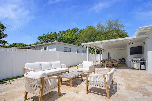 30 Bentley Dr, Miami Springs, FL 33166