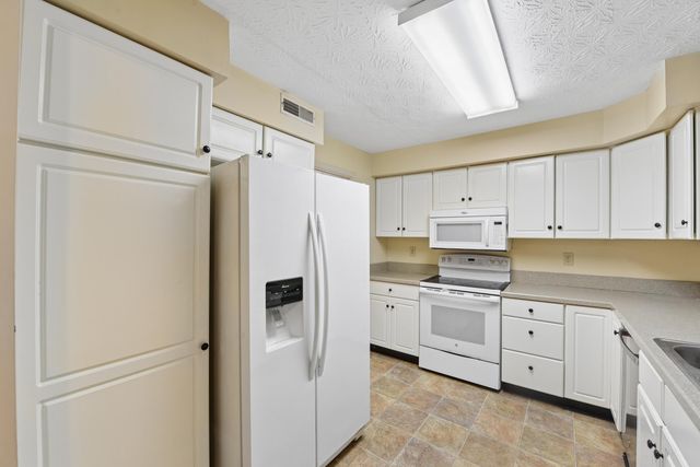 2097 Clareglen Drive, 102, Crescent Springs, KY 41017