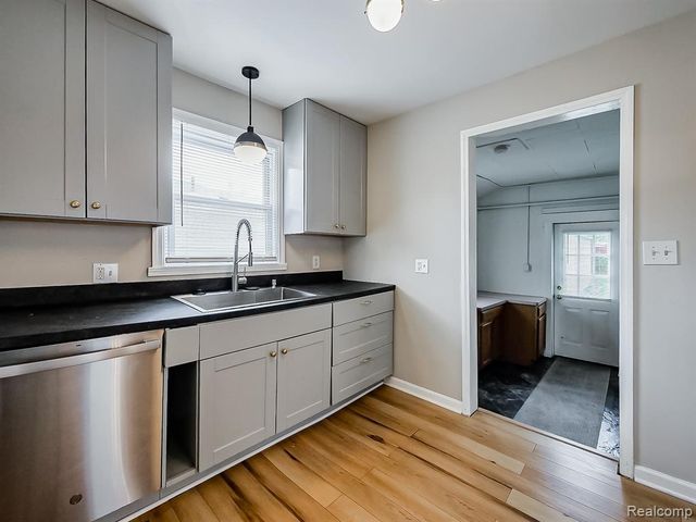 53 E Hudson Avenue, Madison Heights, MI 48071