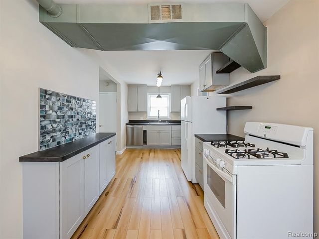 53 E Hudson Avenue, Madison Heights, MI 48071