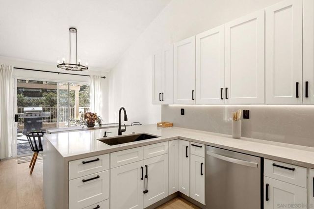 8981 Circle R View, Escondido, CA 92026