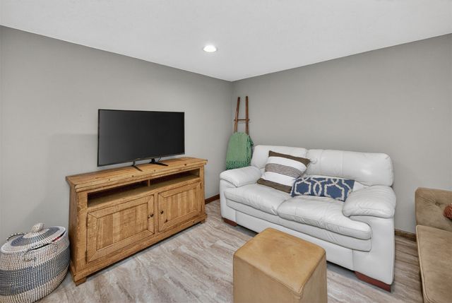 4112 75th Street, Urbandale, IA 50322