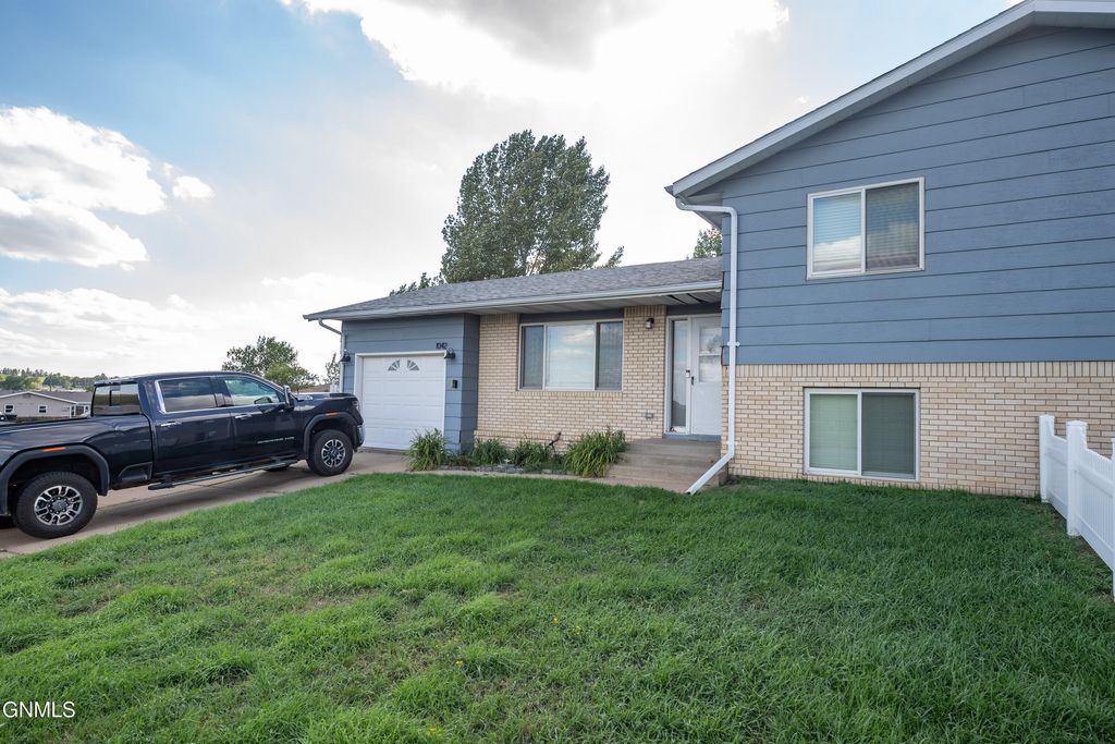 1042 6th Avenue SE, Dickinson, ND 58601 photo 2