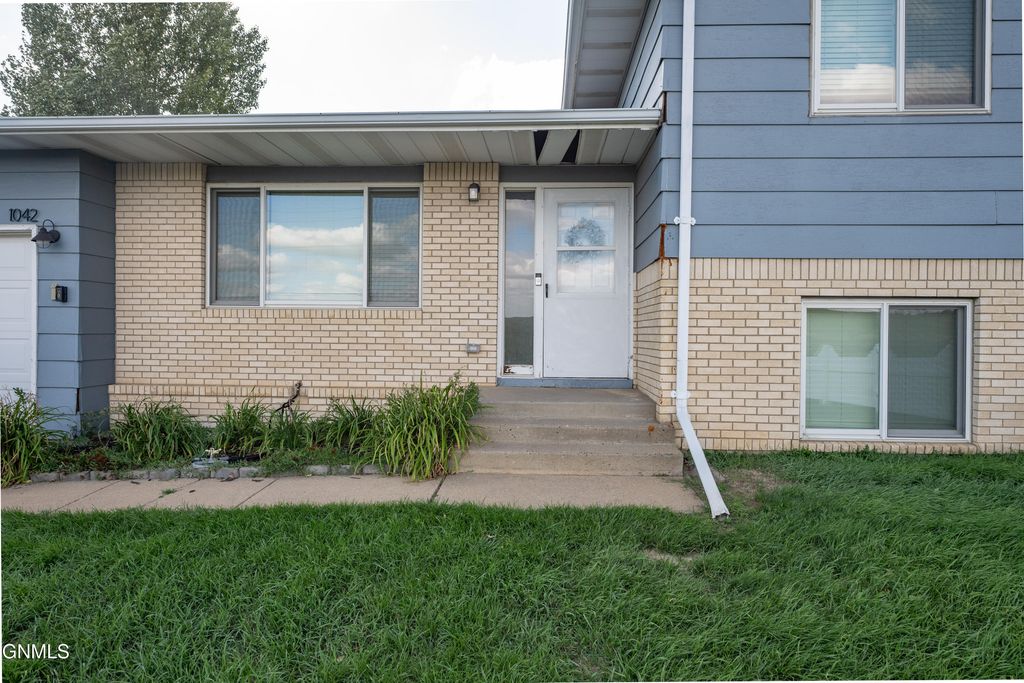 1042 6th Avenue SE, Dickinson, ND 58601 photo 3