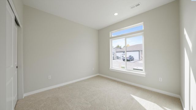 1374 Kalani Ct, West Richland, WA 99353