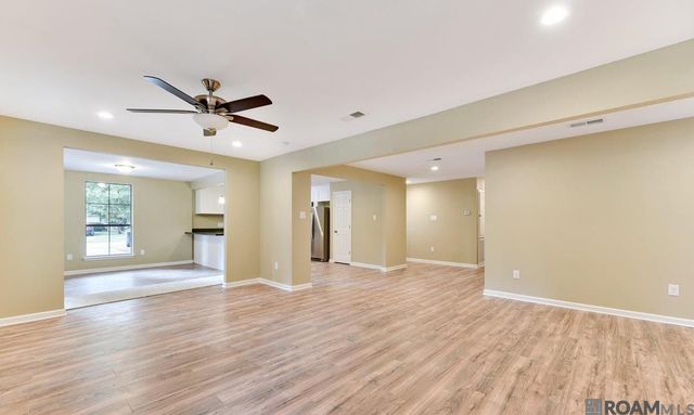 2060 S Woodcrest St, Denham Springs, LA 70726