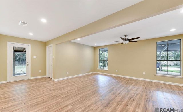 2060 S Woodcrest St, Denham Springs, LA 70726