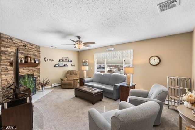 19 Danbury Ln, Jefferson Twp., NJ 07849