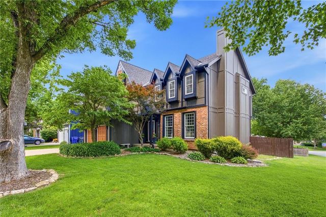 11941 S Cottonwood Drive, Olathe, KS 66062