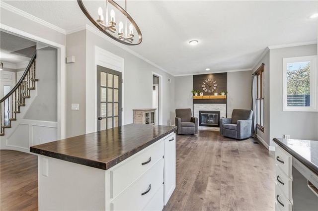 11941 S Cottonwood Drive, Olathe, KS 66062