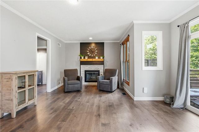 11941 S Cottonwood Drive, Olathe, KS 66062
