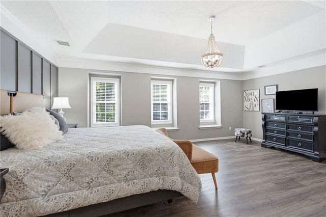11941 S Cottonwood Drive, Olathe, KS 66062
