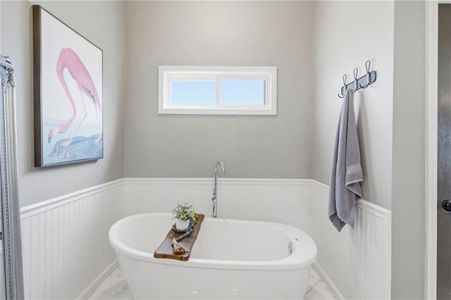 11941 S Cottonwood Drive, Olathe, KS 66062