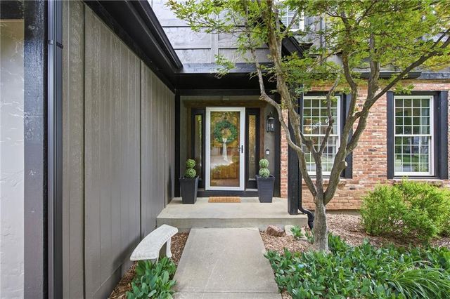 11941 S Cottonwood Drive, Olathe, KS 66062