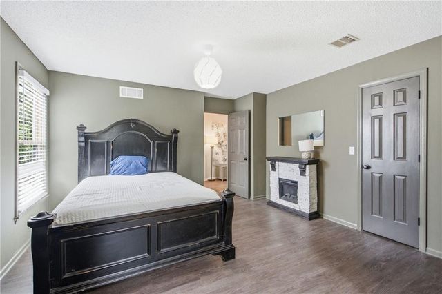 11941 S Cottonwood Drive, Olathe, KS 66062