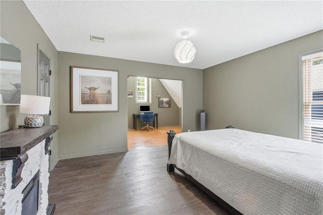 11941 S Cottonwood Drive, Olathe, KS 66062