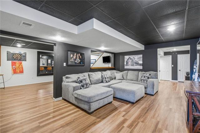 11941 S Cottonwood Drive, Olathe, KS 66062