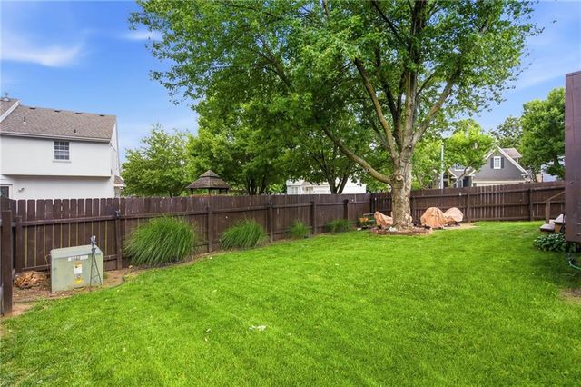 11941 S Cottonwood Drive, Olathe, KS 66062