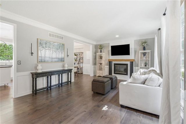 11941 S Cottonwood Drive, Olathe, KS 66062