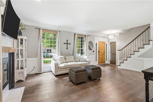 11941 S Cottonwood Drive, Olathe, KS 66062