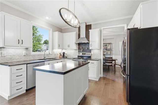 11941 S Cottonwood Drive, Olathe, KS 66062
