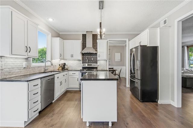 11941 S Cottonwood Drive, Olathe, KS 66062