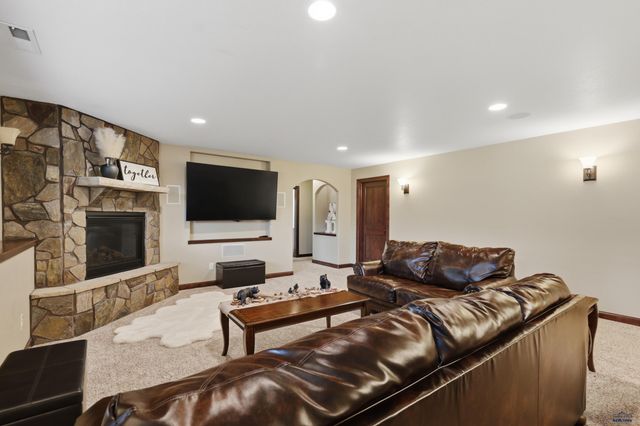 7245 CASTLEWOOD DR, Summerset, SD 57718