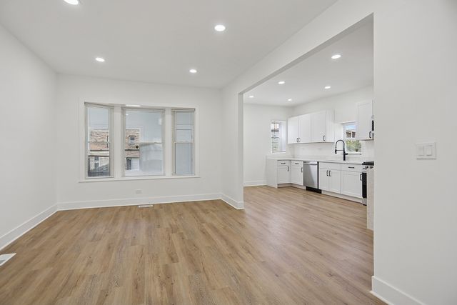 7000 S Eberhart Avenue, Chicago, IL 60637