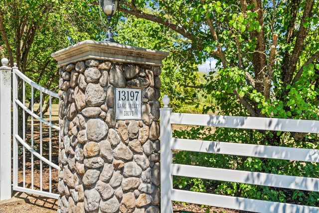 13197 Lake Valley Dr, Auburn, CA 95602