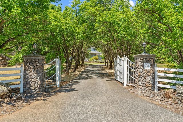 13197 Lake Valley Dr, Auburn, CA 95602