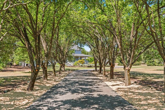 13197 Lake Valley Dr, Auburn, CA 95602