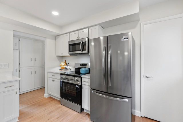 422 W Grand AVENUE, Port Washington, WI 53074