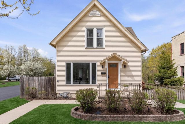 422 W Grand AVENUE, Port Washington, WI 53074