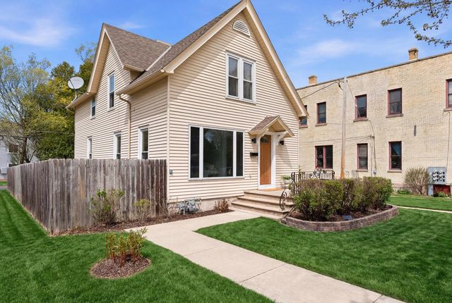 422 W Grand AVENUE, Port Washington, WI 53074