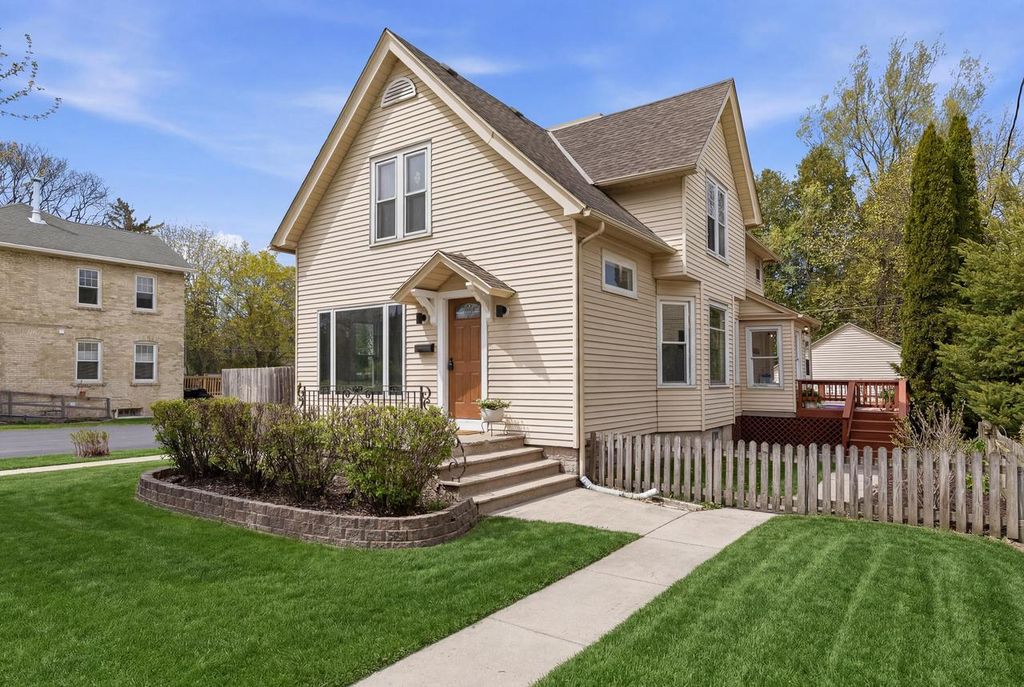 422 W Grand AVENUE, Port Washington, WI 53074