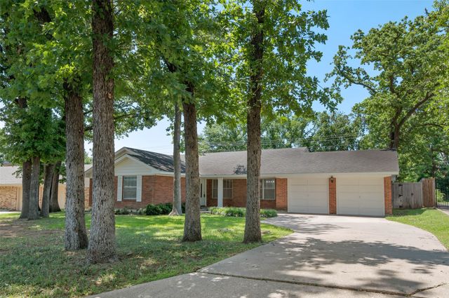 2202 Foxcroft Circle, Denton, TX 76209