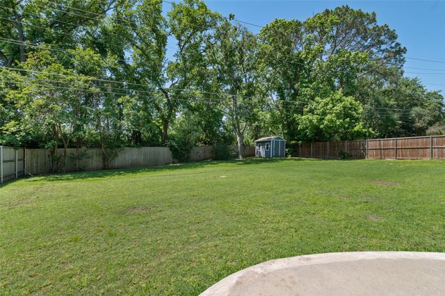 2202 Foxcroft Circle, Denton, TX 76209