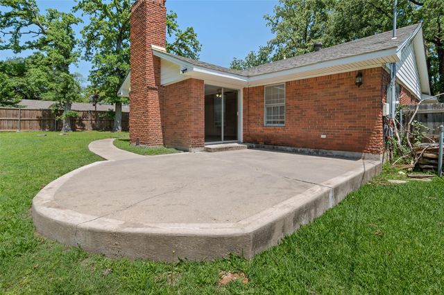 2202 Foxcroft Circle, Denton, TX 76209