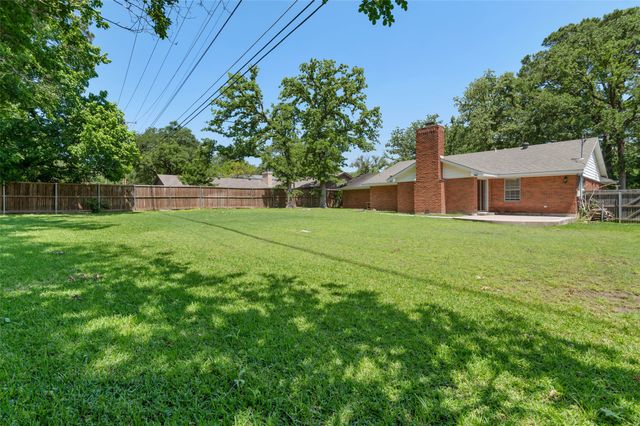 2202 Foxcroft Circle, Denton, TX 76209
